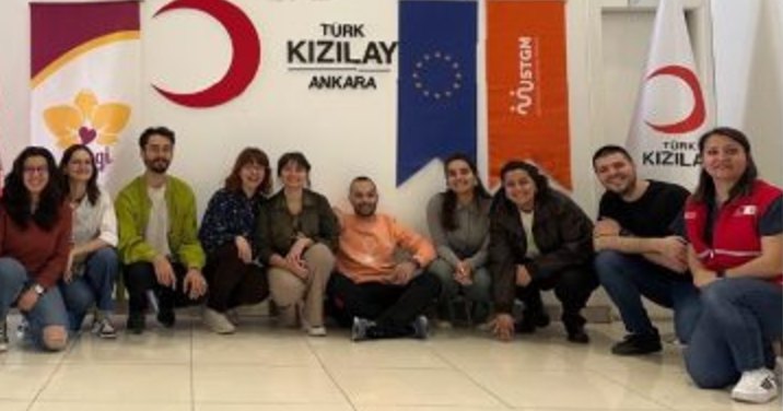 Türk Kızılay ile yürütülen temel ilk yardım eğitimine katılan Sevgi Gönüllüleri ekibi.